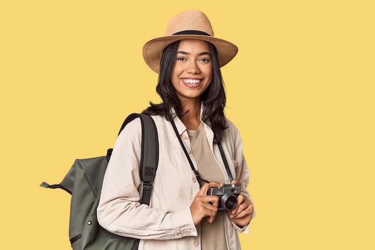 Foto reizende filippijnse jonge vrouw met vintage camera