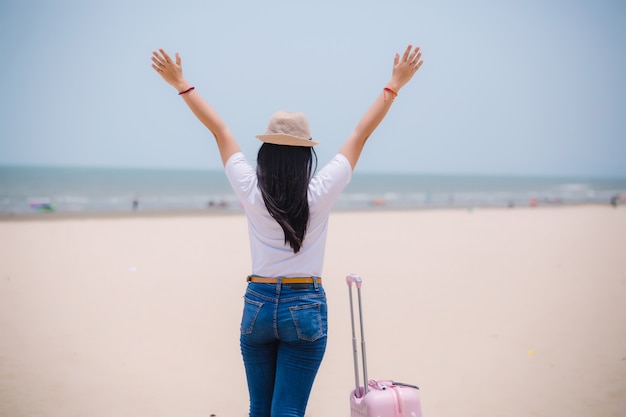 Reizende mensen concept. Jonge gelukkige Aziatische gril op het strand