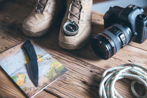 Foto reizende schoen en kompas met camera op tafel