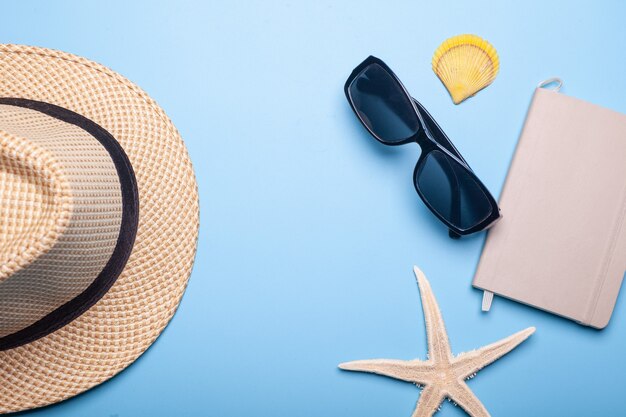 Reiziger accessoires hoed, zonnebril, zeesterren, schelp