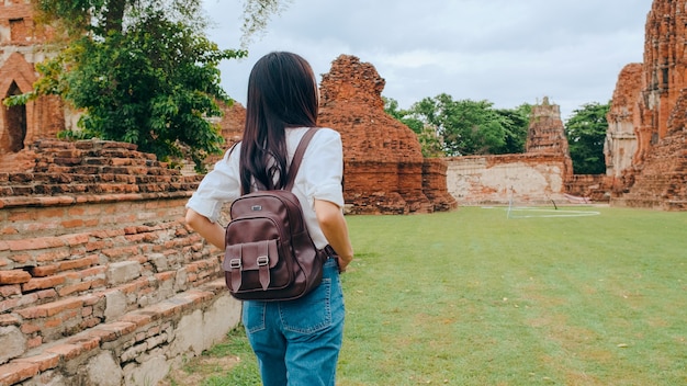 Foto reiziger aziatische vrouw die vakantiereis doorbrengt in ayutthaya, thailand