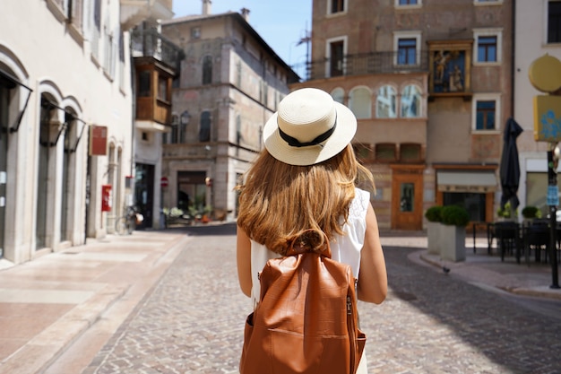 Reiziger backpacker meisje wandelen in de historische stadsstraat