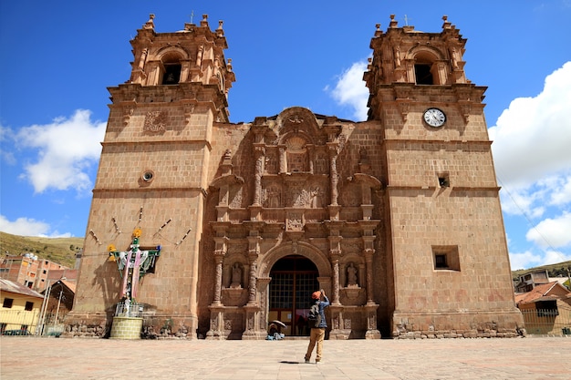 Foto reiziger die de kathedraalbasiliek van st charles borromeo of kathedraal van puno, peru fotografeert