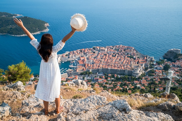 Reiziger die mening van dubrovnik, kroatië bekijkt