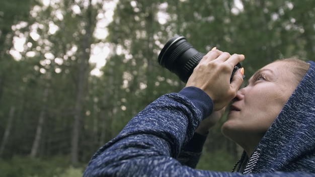 Reiziger die schilderachtig uitzicht in het bos fotografeert Meisje neemt fotovideo op dslr spiegelloze camera