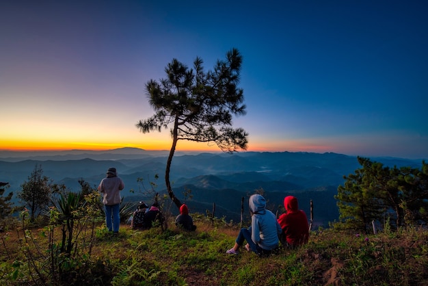 Reiziger die zonsopgangscène met de piek van de berg kijkt