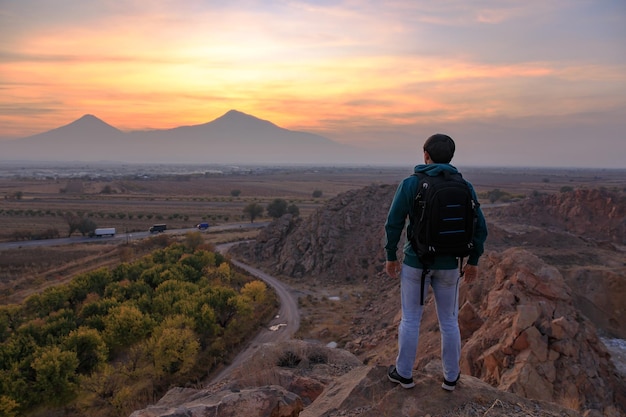 Reiziger man in Ararat berg
