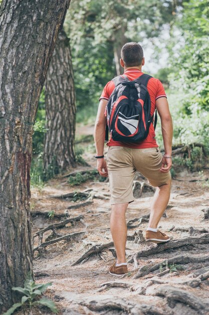 Reiziger man met rugzak is wandelen