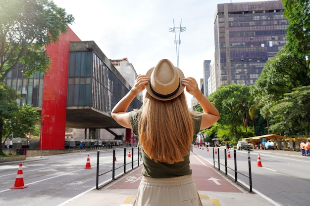 Reiziger meisje een bezoek aan Sao Paulo, Brazilië Achteraanzicht van jonge mooie toeristische vrouw op de Paulista Avenue Sao Paulo, Brazilië