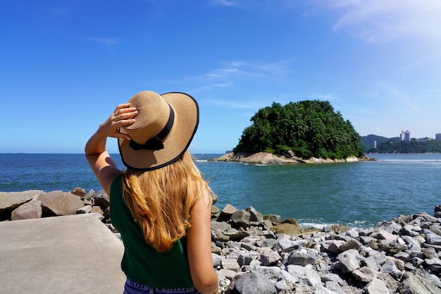 Reiziger meisje op zoek naar het onbewoonde eiland Urubuquecaba in de buurt van Santos kust Baixada Santista Brazilië