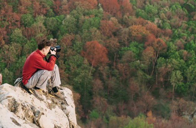 Reiziger neemt een foto kleurrijk bos