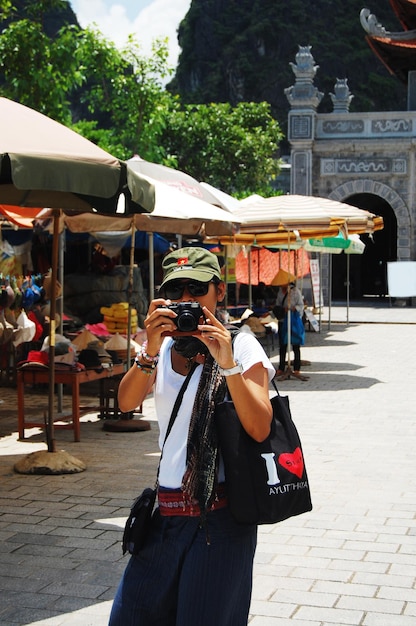 Reiziger Thaise vrouwen mensen reizen bezoek portret poseren voor foto nemen bij King Emperor Dinh Tien Hoang Temple en Nhat Tru Pagoda van Hoa Lu oude hoofdstad in Truong Yen in Ninh Binh in Hanoi, Vietnam
