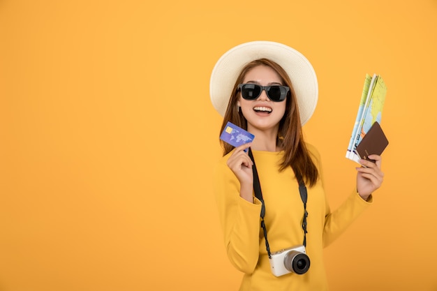 Reiziger toeristische Aziatische in de zomer casual kleding gele jurk met hoed