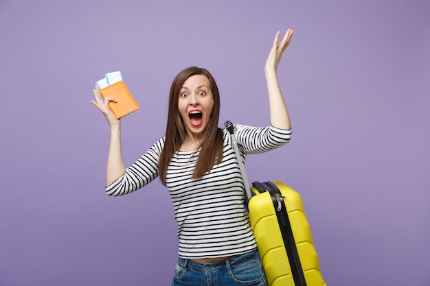 Reiziger toeristische vrouw meisje in casual gestreepte kleding poseren geïsoleerd op violet paarse achtergrond studio portret. Passagier die naar het buitenland reist om in het weekend te reizen. Lucht vlucht reis concept.