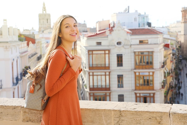 Reiziger vrouw bezoekt de stad Valencia, Spanje