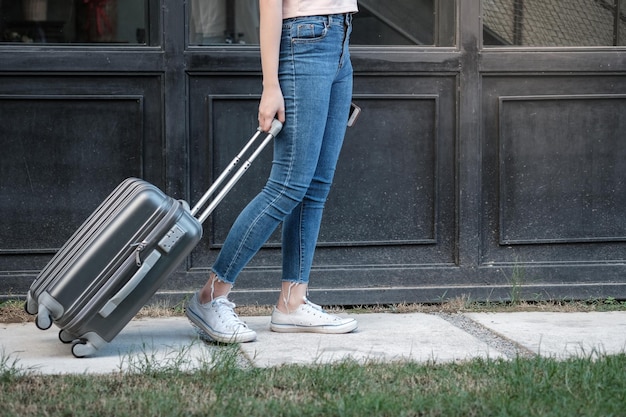 Reiziger vrouw met bagage Toerist wandelen met koffers Reizen levensstijl concept
