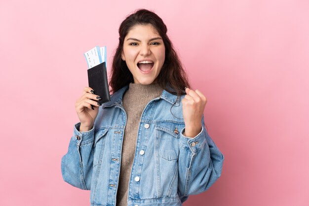 Reiziger vrouw op pastel muur