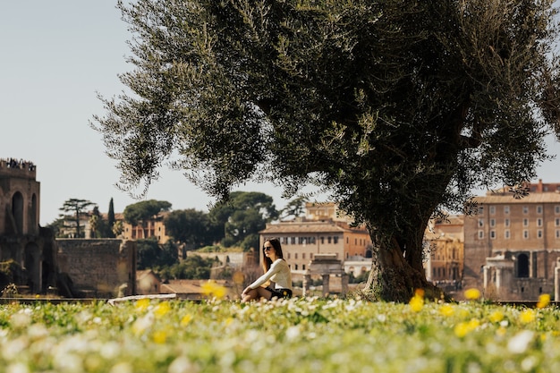 Reiziger vrouw poseren naast de belangrijkste bezienswaardigheden in Rome, Italië.