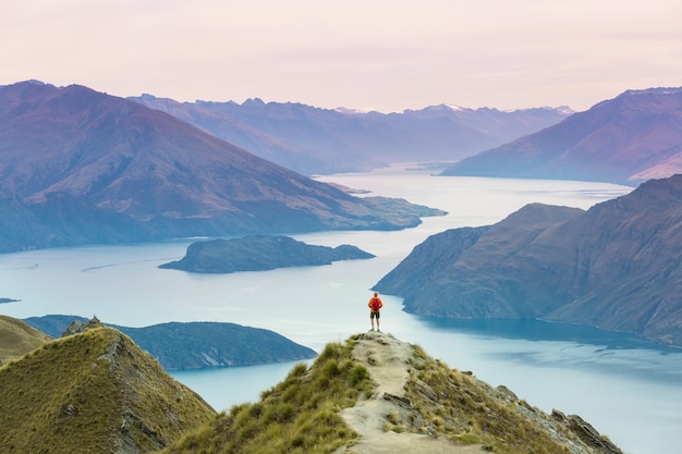 Reiziger wandelen in Roys Peak. Nieuw-Zeeland. Lake Wanaka