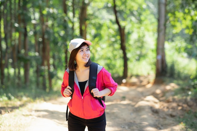 Reiziger wandelen, vrouwen wandelen reizen in het bos