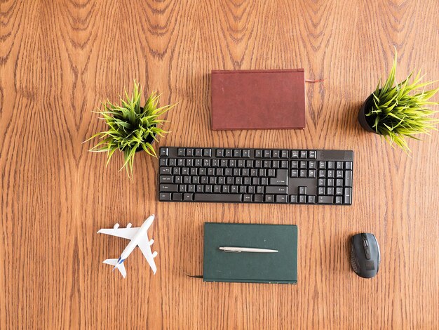 Reiziger zakenman desktop concept afbeelding, boeken, pen, klembord, pot met gras