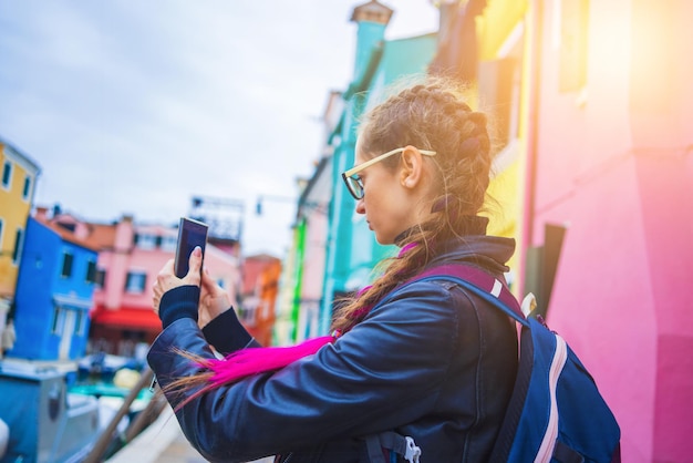 Reizigerblogger die selfiefoto maakt dichtbij kleurrijke huizen op burano-eiland in Venetiaanse lagunereis