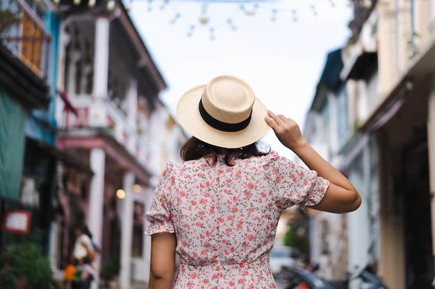 Reizigers met masker lopen op straat Phuket oude stad met gebouw Chinees-Portugese architectuur in Phuket Old Town gebied Phuket Thailand Travel concept en zomervakantie