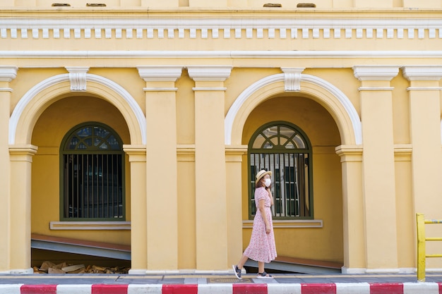 Reizigers op straat Phuket oude stad met gebouw Chinees-Portugese architectuur in Phuket Old Town gebied Phuket, Thailand. Reisconcept