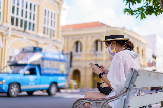 Reizigers op straat Phuket oude stad met gebouw Chinees-Portugese architectuur in Phuket Old Town gebied Phuket Thailand Travel concept