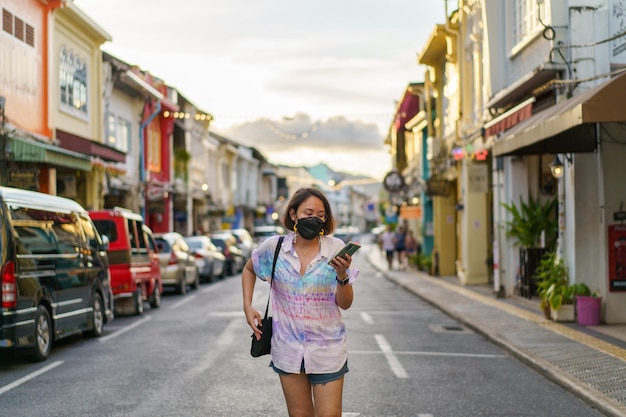 Reizigers op straat Phuket oude stad met gebouw Chinees-Portugese architectuur op Phuket Old Town gebied Phuket, Thailand. Reisconcept