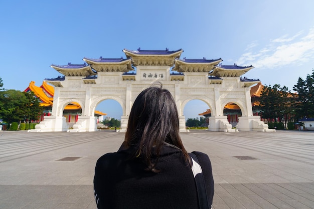 Reizigers op straat Poortzicht bij de boog van CKS Chiang Kai Shek Memorial Hall Tapiei Taiwan De betekenis van de Chinese tekst op de boog is Vrijheidsplein