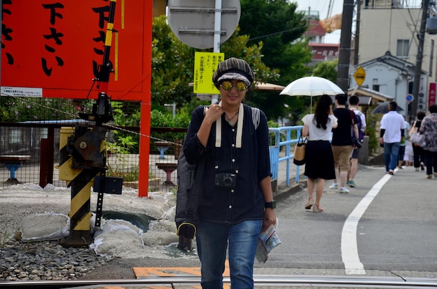 Reizigers thaise vrouw die op straat loopt, gaat op 11 juli 2015 naar het heiligdom fushimi inari in kyoto, japan