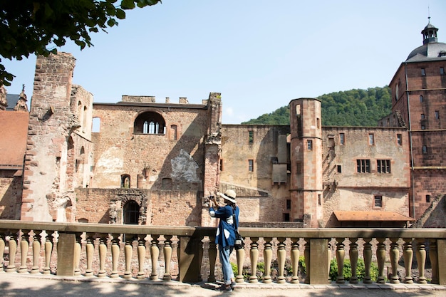 Reizigers Thaise vrouw reisbezoek en foto maken in het kasteel van Heidelberg en Duits genaamd Heidelberger Schloss is een ruïne en een mijlpaal van Heidelberg in BadenWürttemberg, Duitsland