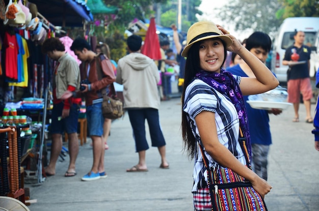 Reizigers Thaise vrouwen mensen reizen bezoek en portret poseren voor foto nemen op Saphan Mon bridge lokale markt bazaar in de ochtend tijd in Sangkhla Buri stad op 2 februari 2014 in Kanchanaburi Thailand