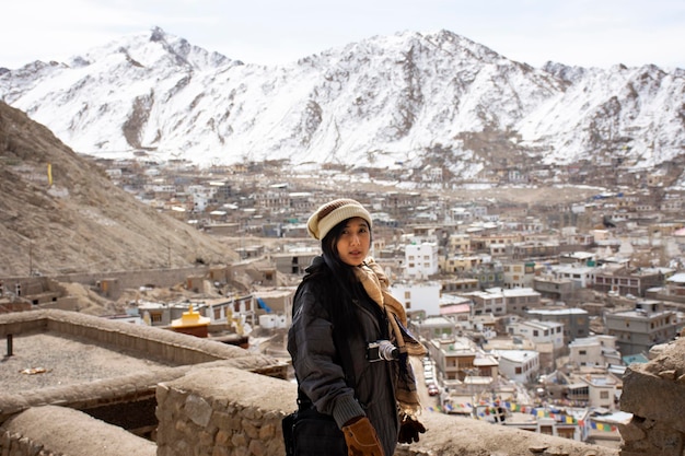 Reizigers Thaise vrouwen mensen reizen bezoeken en nemen foto uitzicht landschap van Leh Ladakh Village vanuit het oogpunt van Leh Stok Palace in Jammu en Kasjmir India in het winterseizoen