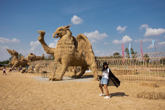 Reizigers Thaise vrouwen mensen reizen bezoeken en poseren portret voor foto stropoppen of rietjes man figuur Festival in Mahasarakham stad in Maha Sarakham Thailand