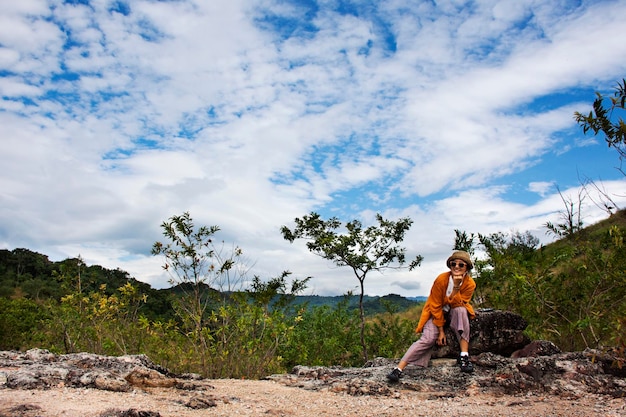 Reizigers Thaise vrouwen mensen reizen bezoeken rust ontspannen en wandelen wandelpad en foto maken op uitkijkpunt rots bergbos van Khao Lon Adventure Point in Sarika in de provincie Nakhon Nayok, Thailand