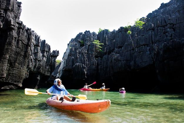 Reizigers Thaise vrouwen peddelen kano boot van reis tour in zee oceaan reizen bezoek Ko Khao Yai en Prasat Hin Pan Yod in Mu Ko Petra National Park in Pak Bara in La ngu op 12 april 2022 in Satun Thailand