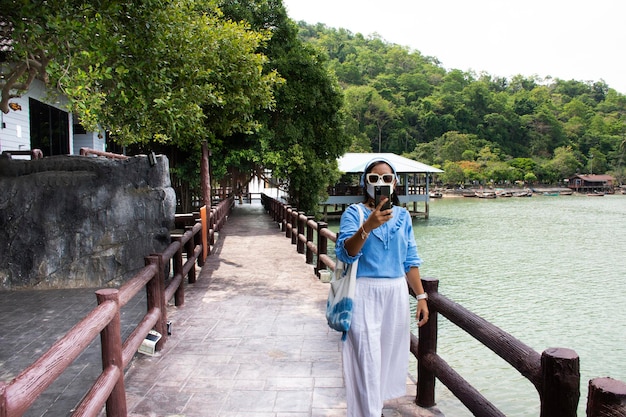 Reizigers Thaise vrouwen reizen bezoek en lopen poseren portret op stenen brug van tijdreizen reiszone in zee oceaan van Mu Ko Petra National Park in Pak Bara dorp in La ngu stad in Satun Thailand