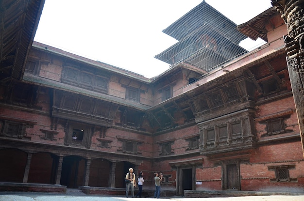 Reizigers thaise vrouwen reizen en bezoeken Basantapur Durbar Square in de Kathmandu-vallei in Nepal