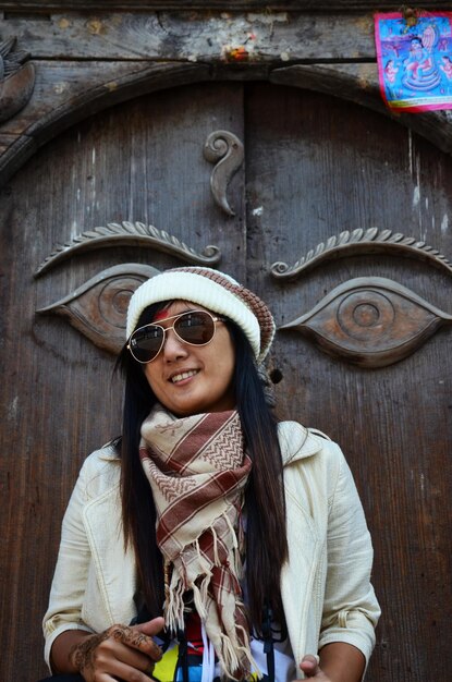 Reizigers Thaise vrouwen reizen en reizen bezoeken oude kunst ogen van wijsheid boeddha op antieke houten houten deur in de Nepalese architectuur en ruïne koninklijk paleis op Basantapur Durbar Square in Kathmandu Nepal
