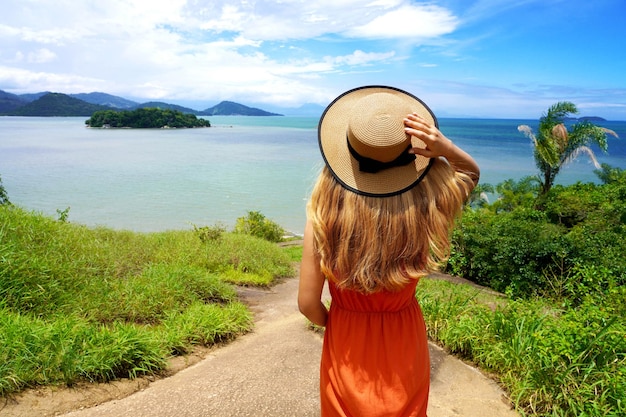 Reizigersmeisje aan de Costa Verde in de staat Rio de Janeiro, de Atlantische Oceaan, Brazilië