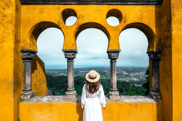 Reizigersvrouw die Pena Palace in Sintra Lissabon Portugal bezoeken