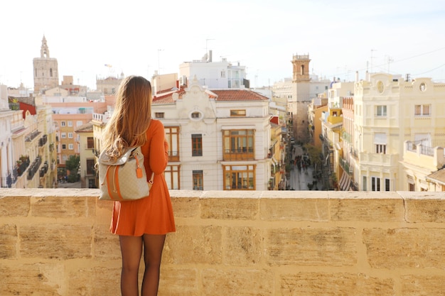 Foto reizigersvrouw die van stadsgezicht van valencia, spanje genieten