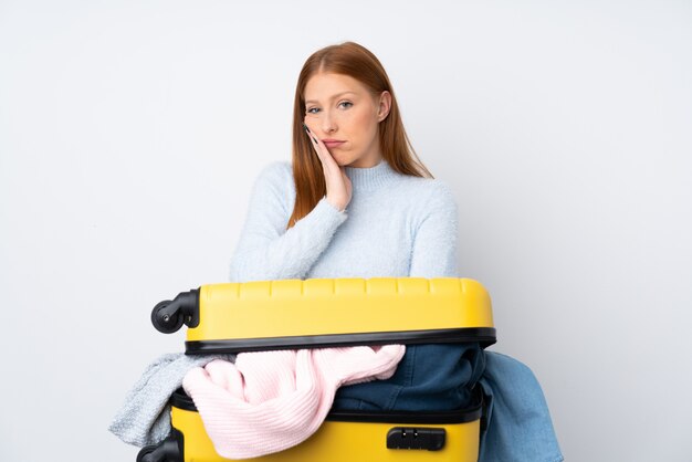 Reizigersvrouw met een koffer vol kleren ongelukkig en gefrustreerd