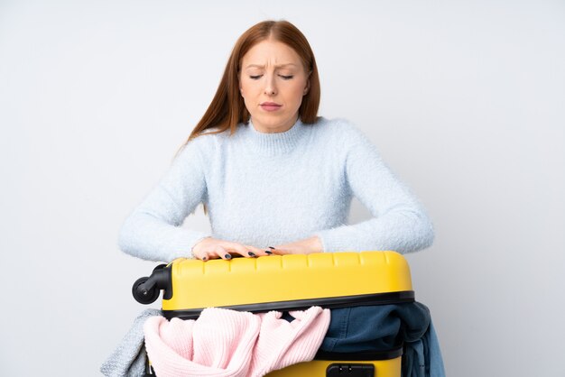 Reizigersvrouw met een koffer vol kleren