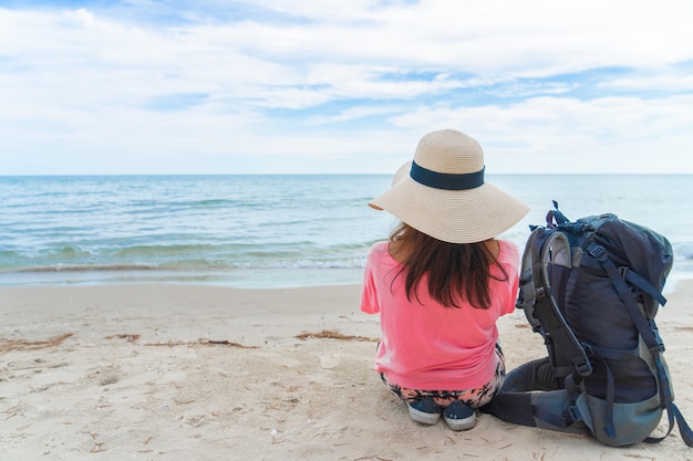 Reizigerszitting met rugzak voor ontspant op de zomervakantie