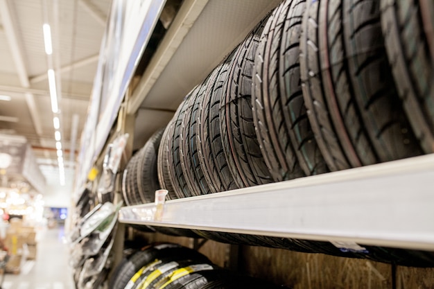 Rek met verschillende autobanden in auto winkel