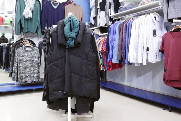 Rek met verschillende kleding in moderne winkel