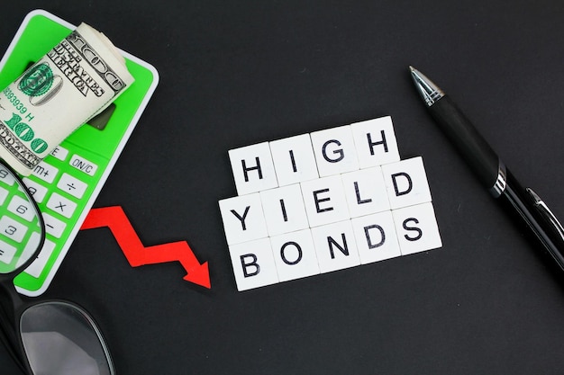 rekenbril en papiergeld met het alfabetwoord HighYield Bonds